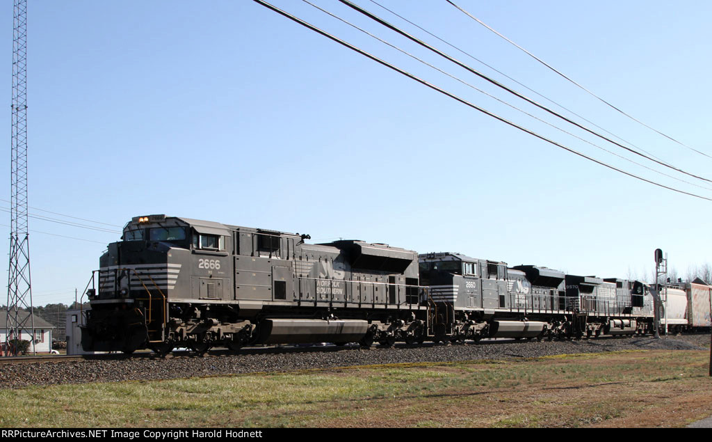 NS 2666 leads train E49 westbound 